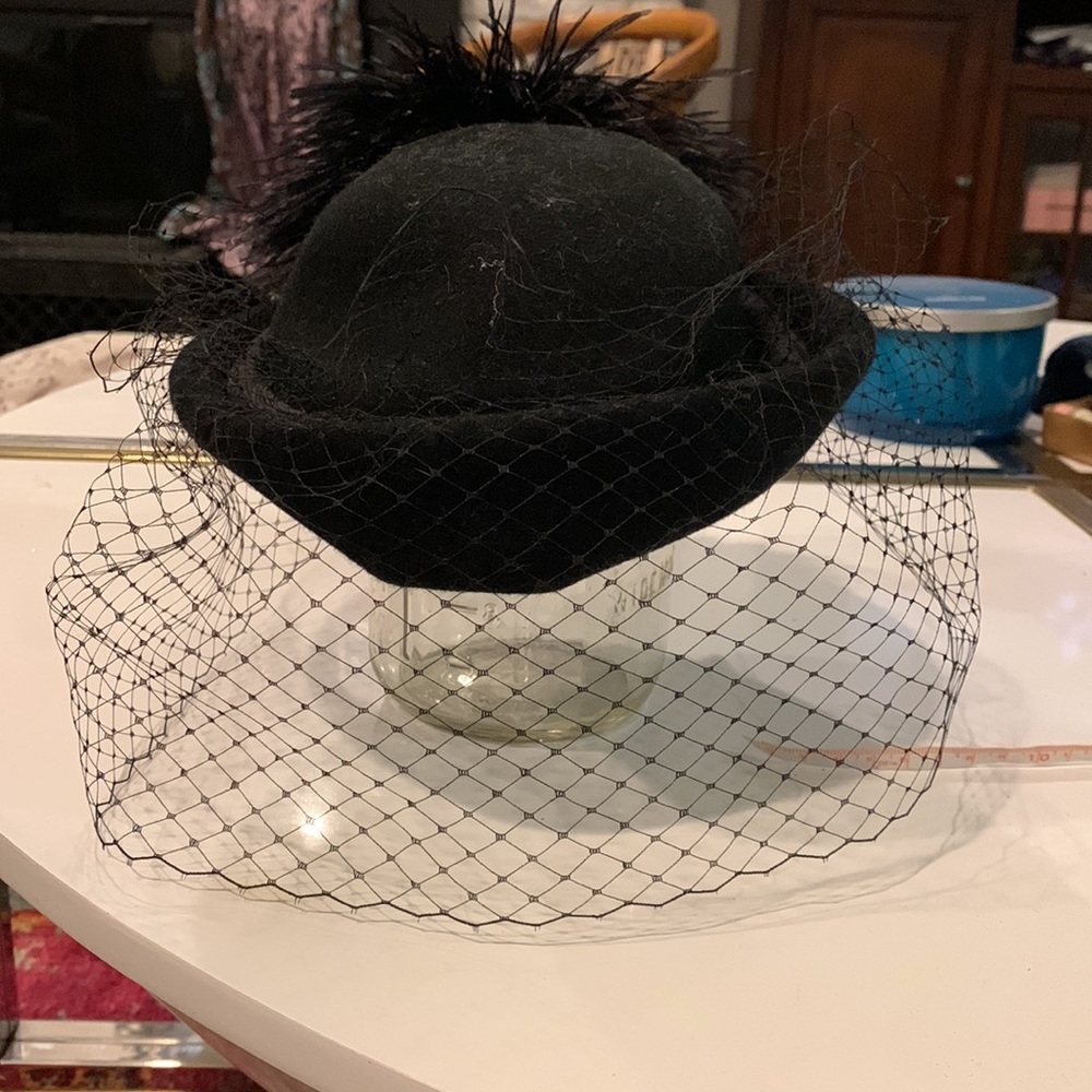 Vintage black wool felt, feather, and tulle fascinator - Picture 4 of 5